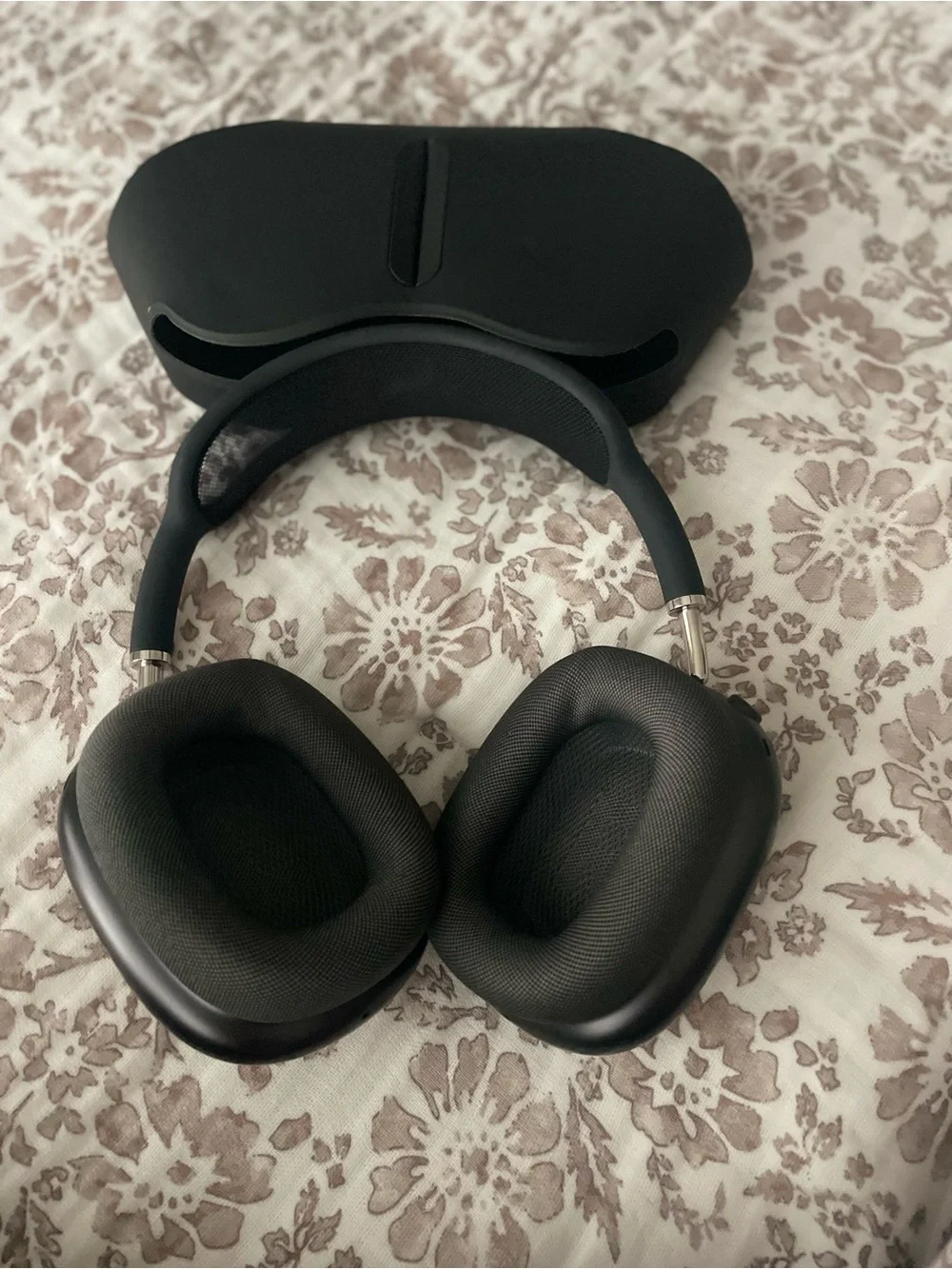Protective Black VR Headset Carrying Case with Mesh Padded Band